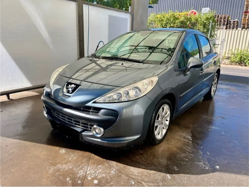 Peugeot 207 grise, vue de face